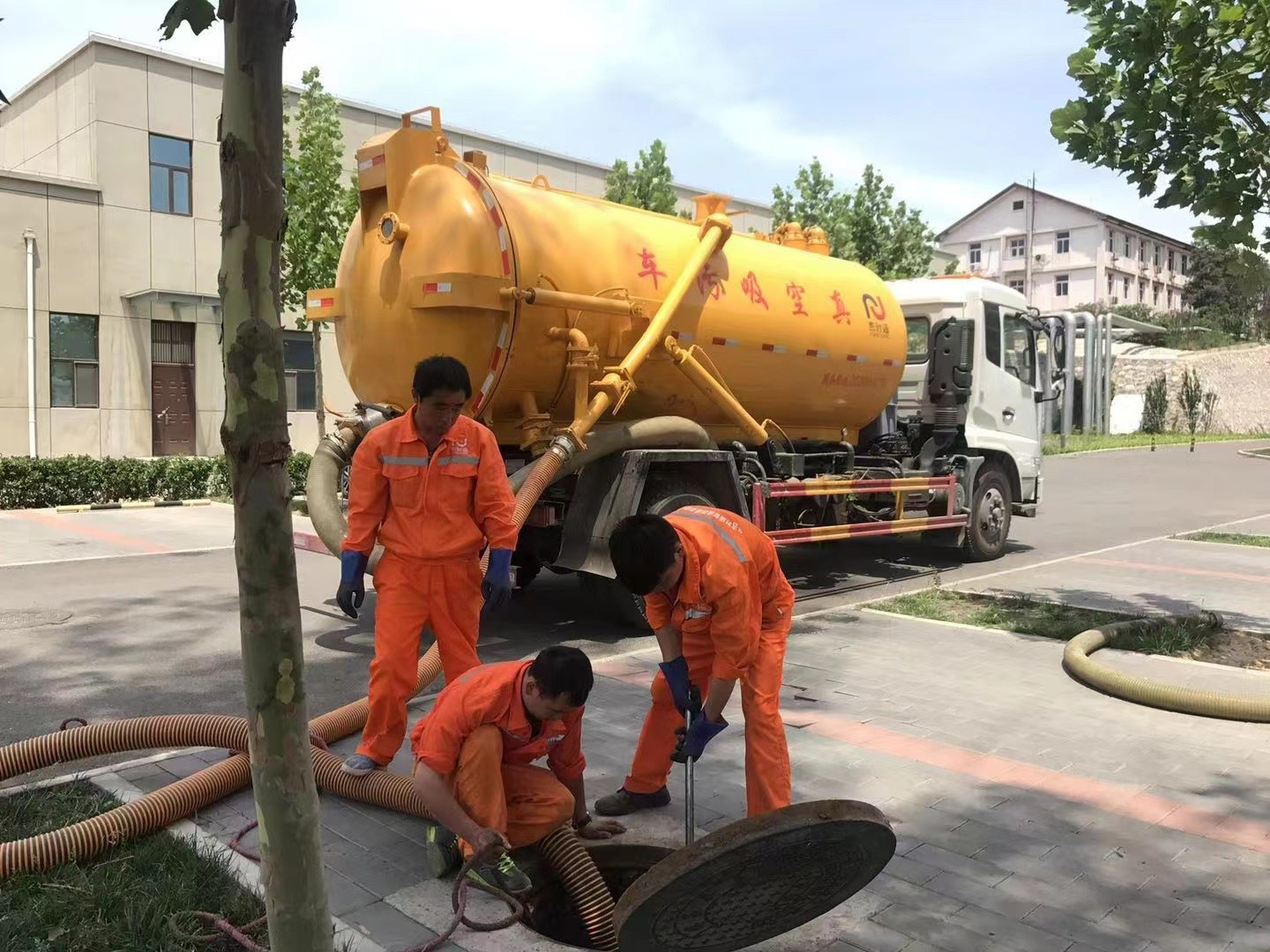 开封管道疏通车停在窨井附近