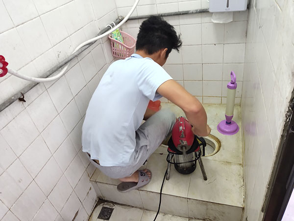 开封肥皂掉到马桶里把马桶堵住了怎么办？马桶堵住了怎么办